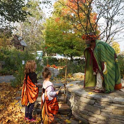 fairy-queen-and-children-chat at Fairy Fest